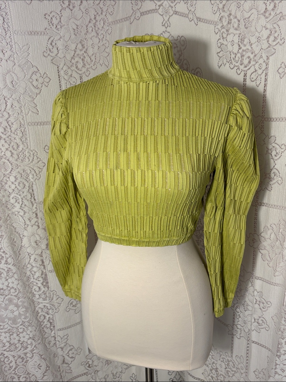 Kendall & Kylie Cropped Mock Neck Top in Lime